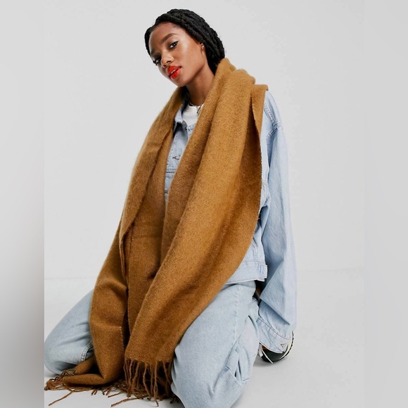 Wrap Scarf with fringes Classic Brown camel Pretty Persuasion - Picture 4 of 13